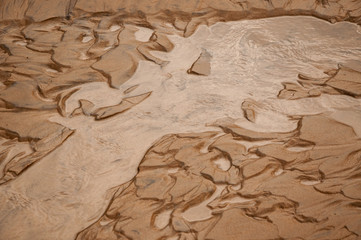 Paisaje macro del mar, formas en la arena, color arena