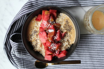 Porridge mit Obst und Chiasamen