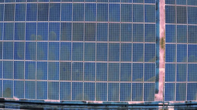 Vista aerea di pannelli solari su capannone industriale