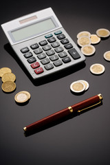 taschenrechner mit bargeld und stift