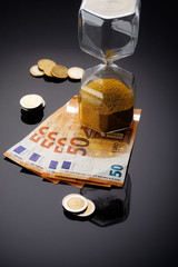sanduhr mit euro scheinen