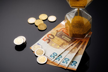 euro scheine mit sanduhr