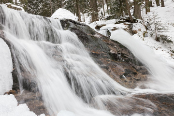 Fototapeta na wymiar Rißlochwasserfall im Winter