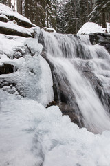 Fototapeta na wymiar Rißlochwasserfall im Winter