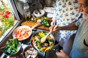 Senior couple cooking in the kitchen © Rawpixel.com