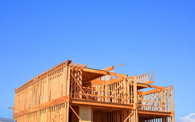 Baustelle mit der Holzkonstruktion eines kleineren Hauses, Kalifornien, USA