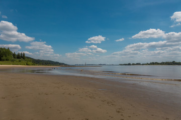 Elbstrand in Rissen bei Niedrigwasser mit Blick auf den Hamburger Hafen