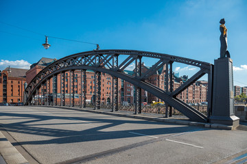 Stahlkonstruktion einer Rundbogenbrücke in der Speicherstadt Hamburg