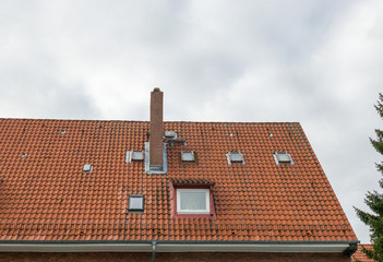 Obraz premium Altes Dach mit Fenstern und Schornstein