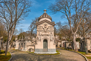 Fototapeta na wymiar PARIS, FRANCE -APRIL 4, 2018: Pere Lachaise Cemetery is the largest cemetery in the city of Paris 