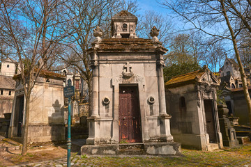 Fototapeta na wymiar PARIS, FRANCE -APRIL 4, 2018: Pere Lachaise Cemetery is the largest cemetery in the city of Paris 