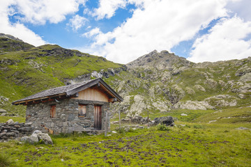 Fototapeta na wymiar Kleine Hütte am Wegrand