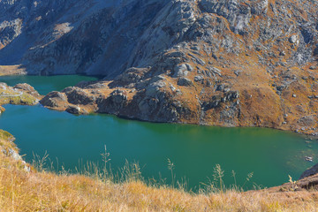 Laghetto alpino in ottobre, con acqua color smeraldo