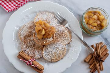 Pancakes mit Apfel Kompott 