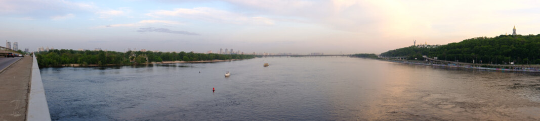 Fototapeta na wymiar panoramic view of the river in Kyiv