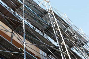 足場工事 施工 青空