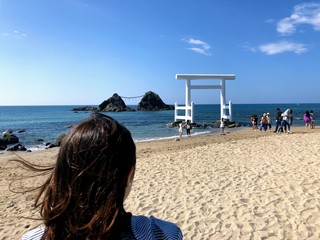 夏の福岡県・桜井二見ヶ浦の夫婦岩