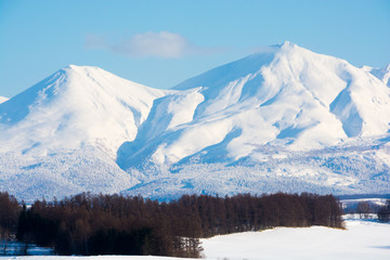 冬山と青空　十勝岳連峰