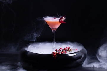 алкогольный коктейль в миске со льдом и паром