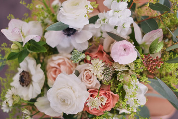 Obraz na płótnie Canvas hands of florist collect wedding bouquet at work