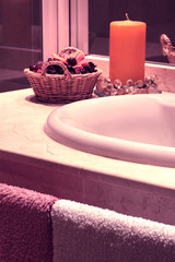 VELA Y CESTA DE FLORES EN LAVABO