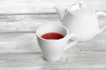 Obraz na płótnie Canvas tea cup and tea pot on table