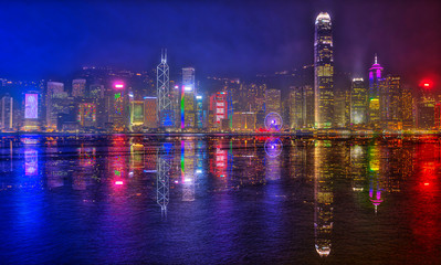 Naklejka premium Panoramę wyspy Hongkongu z nabrzeża Tsim Sha Tsui w dzielnicy Kowloon z najsłynniejszymi budynkami w Hongkongu.