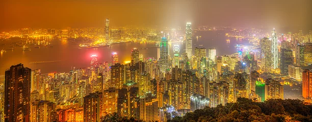 Zelfklevend Fotobehang Hong Kong nacht panorama weids uitzicht op de skyline van Victoria Harbour vanaf Victoria Peak. The Peak is de hoogste berg op het Chinese eiland Hong Kong. © bennymarty