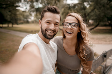Naklejka premium young couple standing in city Park