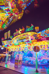 Jahrmarkt bunte Kirmes und Karussell viel Spaß im Park Lunst