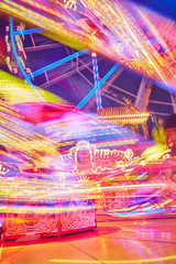 Jahrmarkt bunte Kirmes und Karussell viel Spaß im Park Lunst