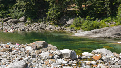 Pozza d'acqua sul fiume di colore verde smeraldo