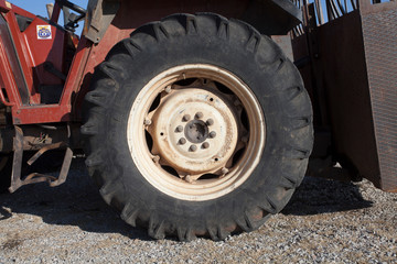 Fototapeta na wymiar wheel of tractor 