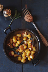 selbstgemachte Kürbisgnocchi mit Apfel-Salbei-Butter und Walnusscrunch
