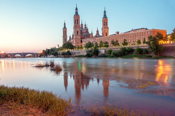 Naklejka premium Beautiful sunrise landscape in Zaragoza. Spain. Aragon. Basilica of Our Lady of the Pillar in Zaragoza and Ebro River.