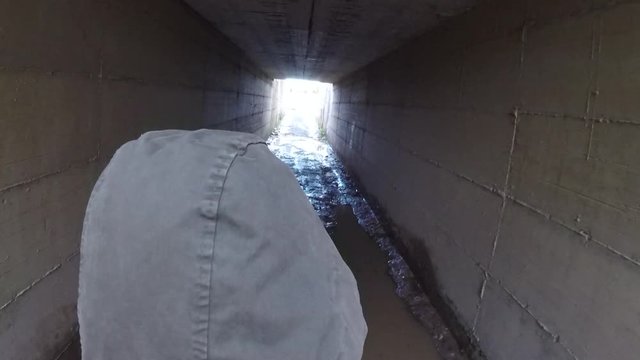 incappucciato entra e esce dal tunnel