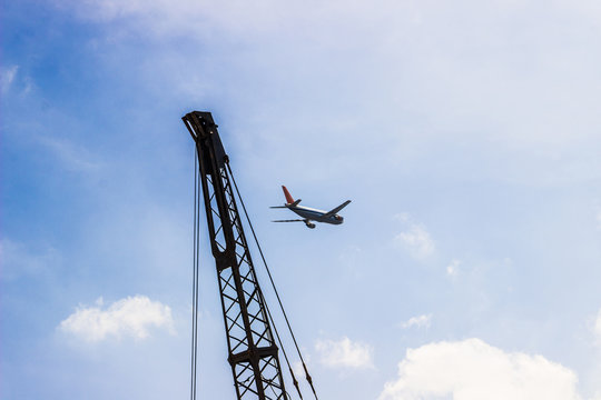 Gr&uacute;a y avi&oacute;n a contraluz 