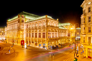 Fototapeta na wymiar Die Wiener Staatsoper bei Nacht und künstlicher Beleuchtung