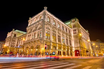Photo sur Plexiglas Théâtre Die Wiener Staatsoper bei Nacht und künstlicher Beleuchtung