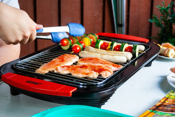 Grillfleisch wird auf einem Grill gebraten