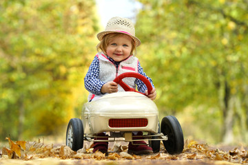 Spaß im Tretauto im Herbst