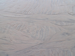 Obraz premium traces drawings from the waves in the sand