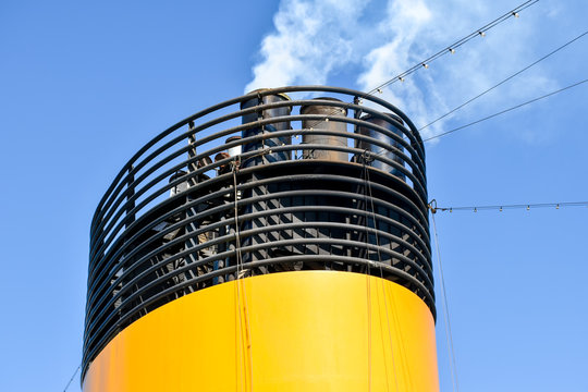 From the chimney of a cruise ship escape smoke and exhaust fumes