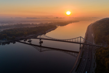 Lever du soleil vue aérienne du parc piétonnier bridgу, rive gauche de Kiev et du fleuve Dnipro à Kiev, Ukraine