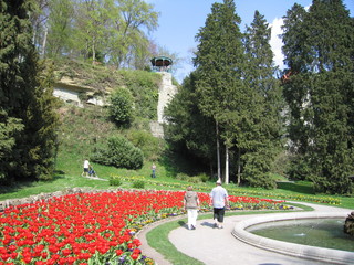Spaziergänger am Tulpenbeet im Stadtpark von Überlingen 