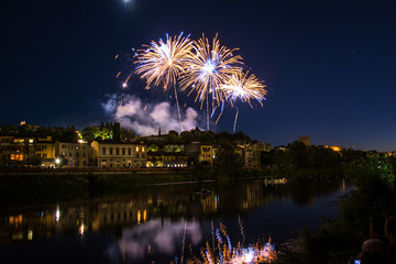 Naklejka premium Fuochi d'artificio sul lungarno san niccolò a firenze durante la festa del patrono (san giovanni, 24 giugno)