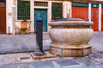 old drinking fountain in venice