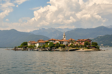 Veduta dal lago dell'Isola dei Pescatori con paesaggio montuoso sullo sfondo, Lago Maggiore, Piemonte, Italia 
