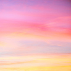 Ciel dans les couleurs rose et bleu. effet de couleur pastel clair du nuage de nuages au coucher du soleil sur le fond de ciel coucher de soleil avec une couleur pastel