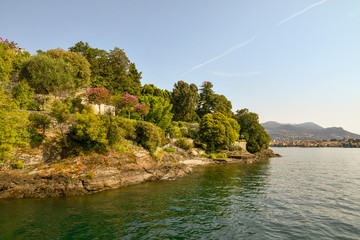 Veduta di un'isola con un giardino fiorito in estate, Isola Madre, Lago Maggiore, Piemonte, Italia